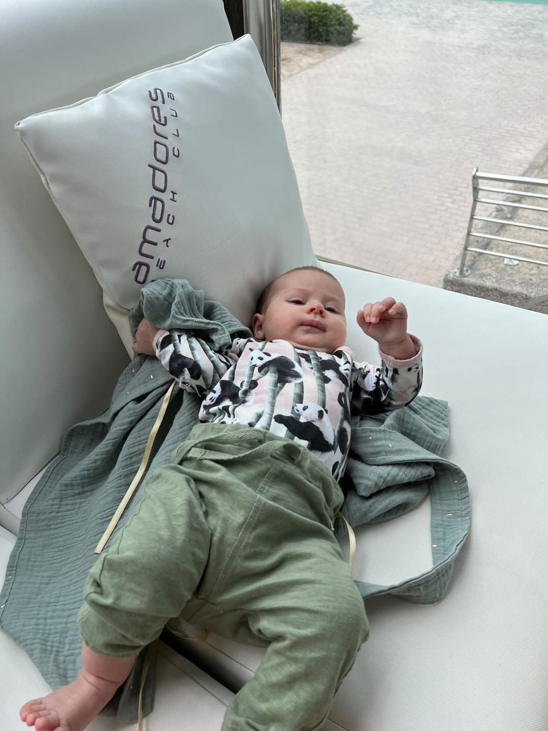 Vauvan kanssa lomalla x TISU imetyssuoja